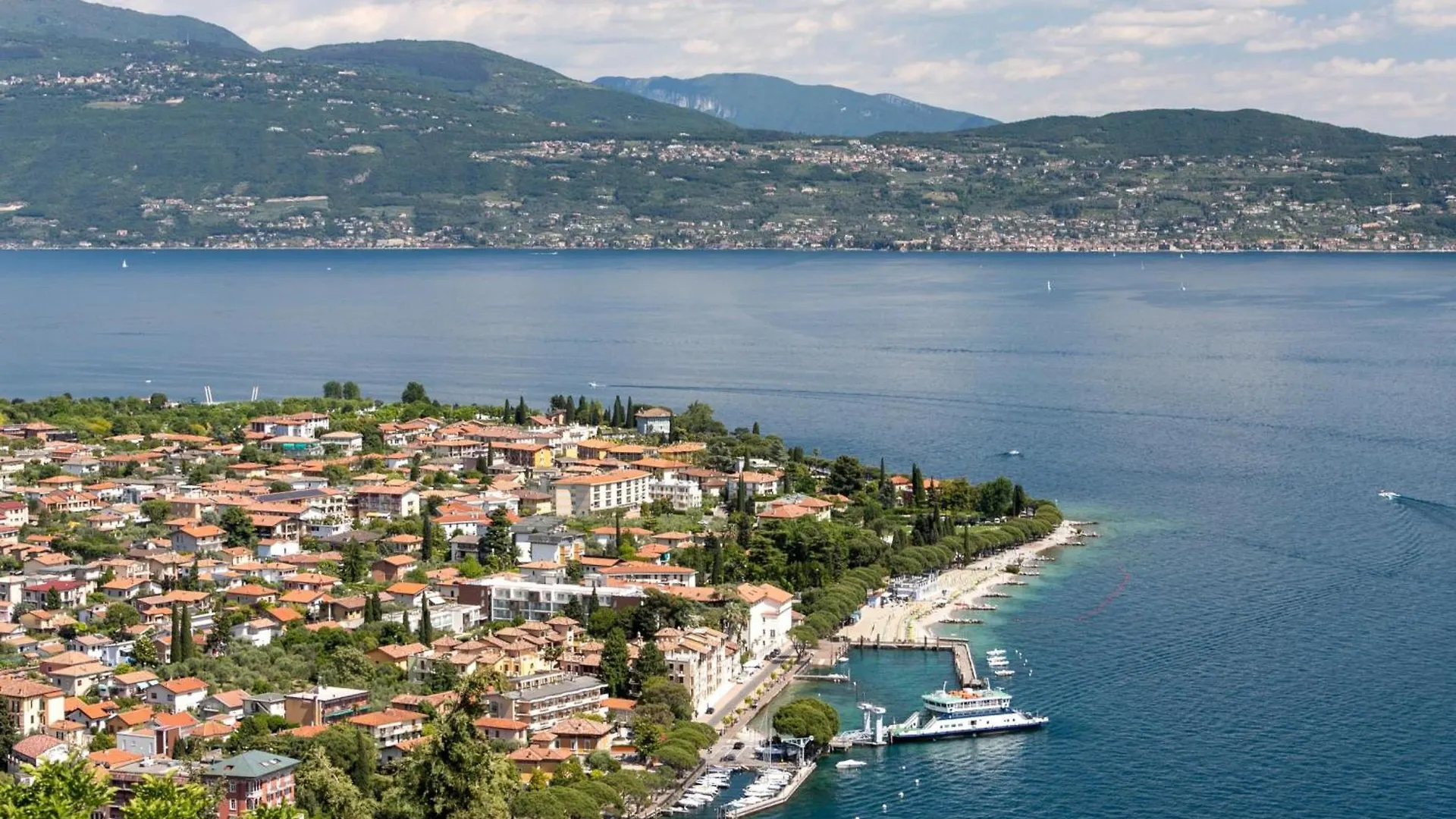 Verde Giada-Shared Pool & Parking - Happy Rentals Toscolano Maderno 0*,  Italy